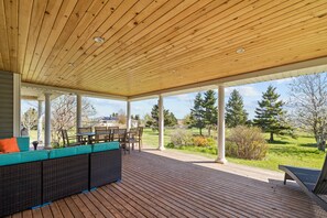 Outdoor dining - Charming Rustico 3BR with Harbour Views, Firepit & Minutes from PEI Beaches (Prince Edward Island)