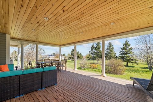 Charming Rustico 3BR with Harbour Views, Firepit & Minutes from PEI Beaches