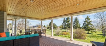 Charming Rustico 3BR with Harbour Views, Firepit & Minutes from PEI Beaches