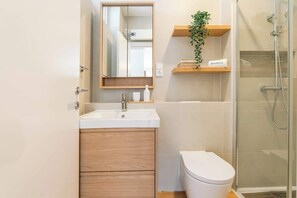 Een douche, een haardroger, handdoeken, shampoo