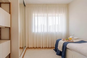 2 slaapkamers, een strijkplank/strijkijzer, reisbedje, internet