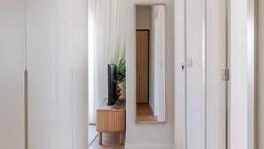 A narrow hallway with wooden flooring and white walls. - Stylish & Spacious Apartment by HostWise (Porto)