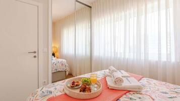 2 bedrooms, iron/ironing board, travel crib, internet