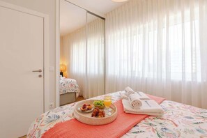 2 habitaciones, tabla de planchar con plancha, cuna de viaje y internet 