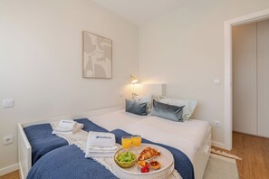 2 bedrooms, desk, iron/ironing board, bed sheets