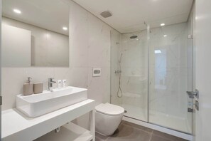 Regadera, secadora de cabello, toallas 