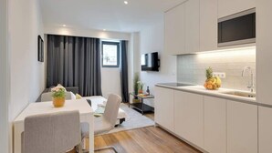 Eine moderne Küche mit Einbau-Mikrowelle, Spüle und Obstschale auf der Arbeitsfläche.