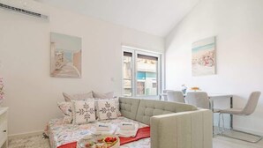 Une chambre à coucher moderne avec un lit, un bureau et une chaise.