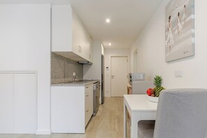 Micro-ondes, four, plaque de cuisson, lave-vaisselle