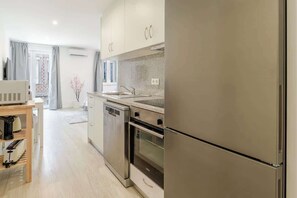 Kühlschrank, Mikrowelle, Ofen, Herdplatte