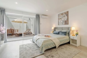 3 habitaciones, tabla de planchar con plancha y cuna de viaje 