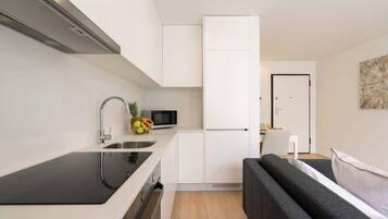 Cafetera y tetera, refrigerador, microondas y horno