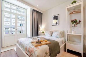 4 quartos, ferros/tábuas de passar roupa, berço de viagem