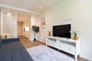 Smart TV - Jacuzzi Retreat in Heart of Porto by HostWise (Porto)