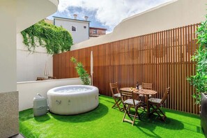 Outdoor dining - Jacuzzi Retreat in Heart of Porto by HostWise (Porto)