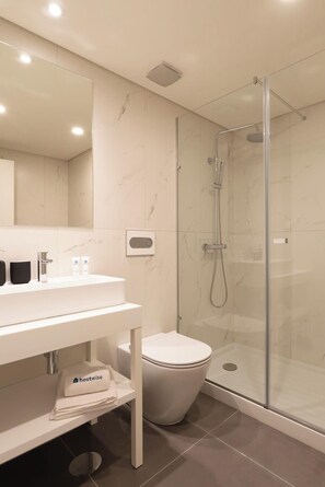 Sèche-cheveux, serviettes fournies