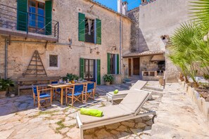 Outdoor dining - CASA MALLORQUINA CON ENCANTO - Rustic village house with private pool and free WiFi (Mancor de la Vall)