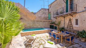 Outdoor dining - CASA MALLORQUINA CON ENCANTO - Rustic village house with private pool and free WiFi (Mancor de la Vall)