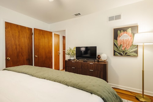 Centrally Located King Bed Midtown Memphis 2360