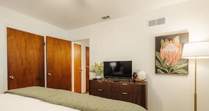 Centrally Located King Bed Midtown Memphis 2360