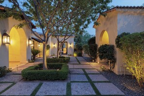 Property grounds - SWSS Casa Consola: Retreat 9 Beds | Pool Hot Tub Putting Green Office Game Room Ping Pong (Paradise Valley)