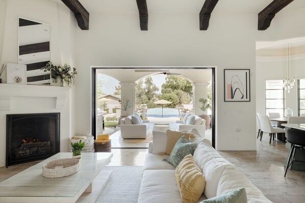 TV, fireplace, video games, table tennis - SWSS Casa Consola: Retreat 9 Beds | Pool Hot Tub Putting Green Office Game Room Ping Pong (Paradise Valley)