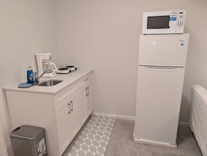 Kühlschrank, Mikrowelle, Wasserkocher mit Kaffee-/Teezubehör