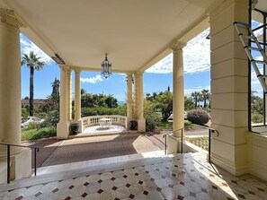 Unclassified image, 2 of 50, button