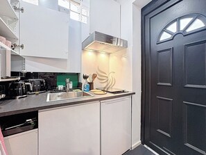 Refrigerador, microondas, horno, placa de cocina