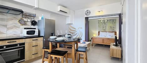 Micro-ondes, four, cafetiĂšre/bouilloire, grille-pain