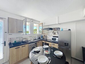 Mikrowelle, Ofen, Wasserkocher mit Kaffee-/Teezubehör, Toaster