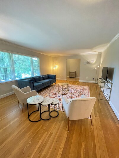 Entire House 3BR/2BA Home in Great Falls – Prime Location W/Wifi & Parking