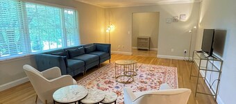 Entire House 3BR/2BA Home in Great Falls – Prime Location W/Wifi & Parking