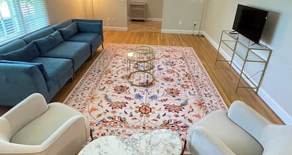 Entire House 3BR/2BA Home in Great Falls – Prime Location W/Wifi & Parking