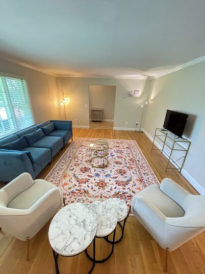 Entire House 3BR/2BA Home in Great Falls – Prime Location W/Wifi & Parking