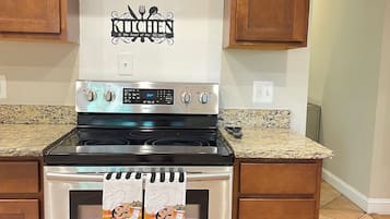 Een magnetron, een kookplaat, een vaatwasser