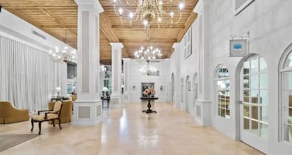 JustListed/REnovated/StepsTOBeach/Pool/Shore 1br