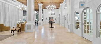 JustListed/REnovated/StepsTOBeach/Pool/Shore 1br