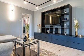 TV - Golden Glow Hideaway (Bucharest)