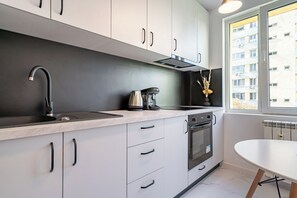 Fridge, oven, stovetop, coffee/tea maker - Golden Glow Hideaway (Bucharest)