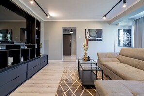 TV - Golden Glow Hideaway (Bucharest)