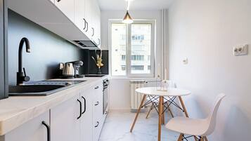 Een koelkast, een oven, een kookplaat, een koffiezetapparaat/waterkoker
