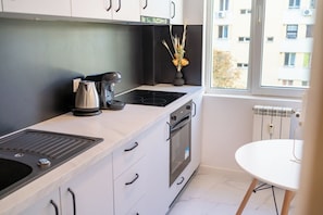 Réfrigérateur, un four, surface de cuisson, cafetière-théière