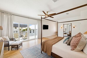 6 slaapkamers, een bureau, een strijkplank/strijkijzer, reisbedje