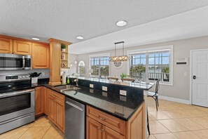 Frigorífic, microones, forn i placa de cuina