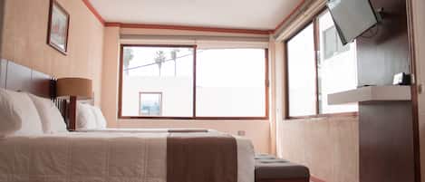 12 habitaciones, tabla de planchar con plancha y acceso a internet