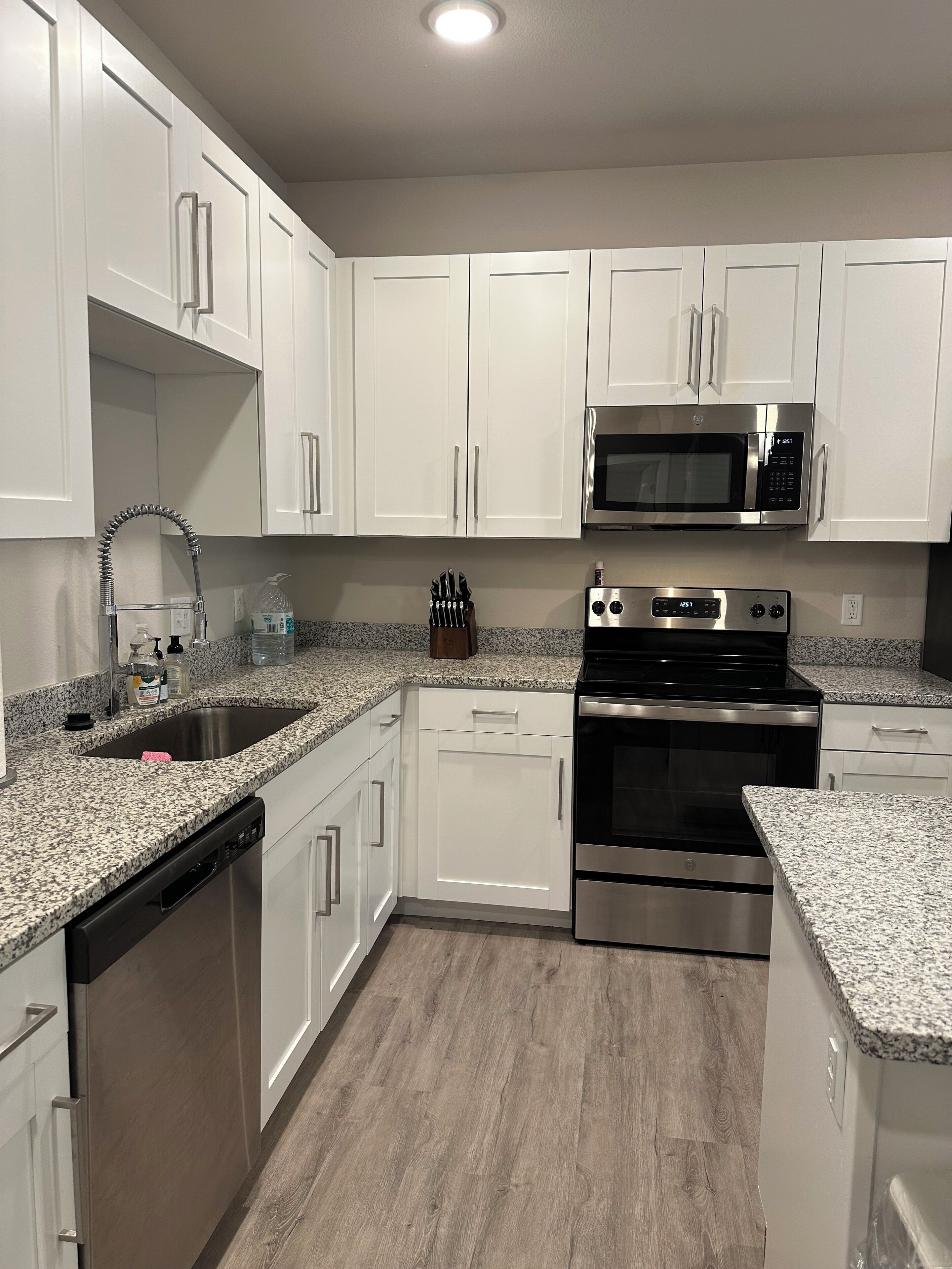 Micro-ondes, four, plaque de cuisson, lave-vaisselle