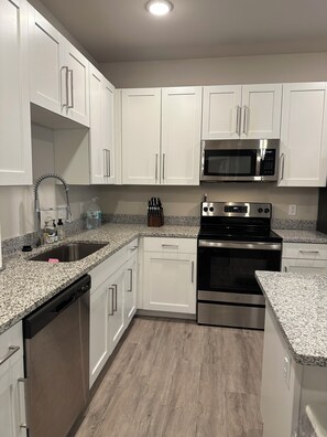 Microondas, horno, parrilla de estufa y lavavajillas