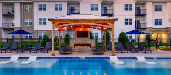 Modern 1 bedroom apt. w/ pool minutes from tons of attractions and MCI airport