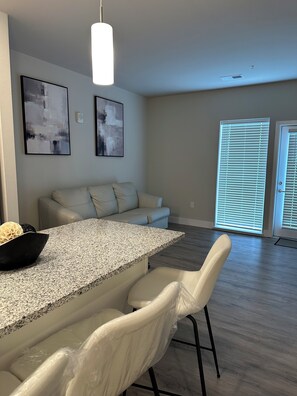 Interior - Modern 1 bedroom apt. w/ pool minutes from tons of attractions and MCI airport (Kansas City)